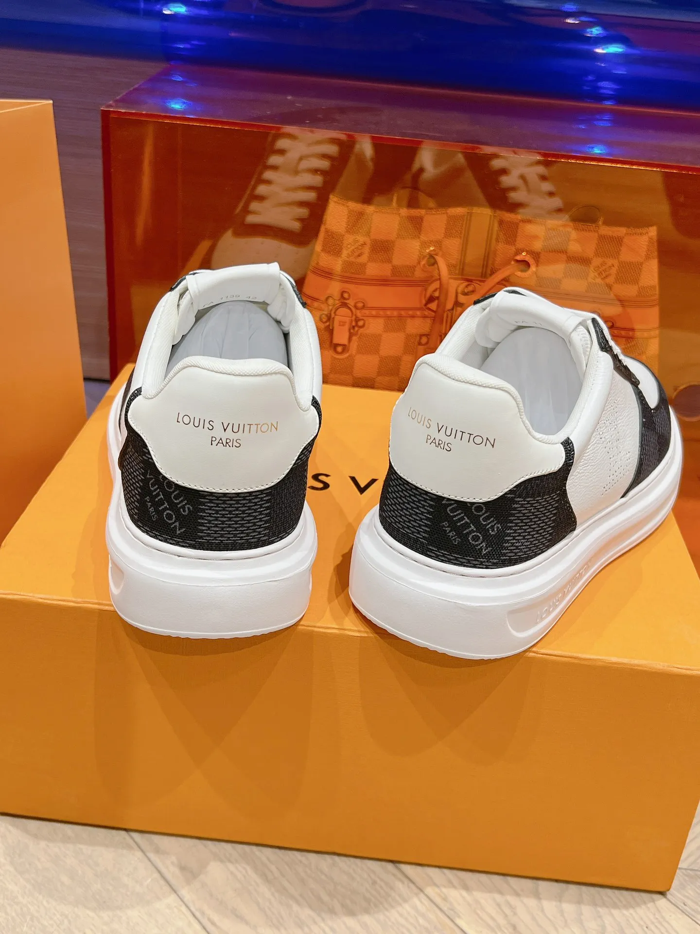 👟👟Ex-factory price 680👟👟 New LV white shoes for men, checkerboard series, plaid color matching, pure cowhide, 3D printed breathable holes, men's casual business travel shoes👟full of comfort, size: 37-45